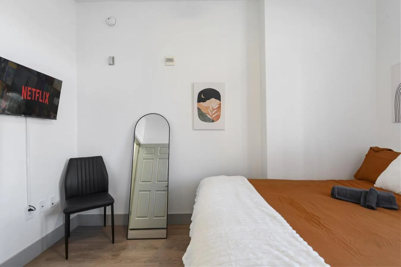 アパート Cozy City Charm - Spacious, Parking, Balcony, Gym シャーロット