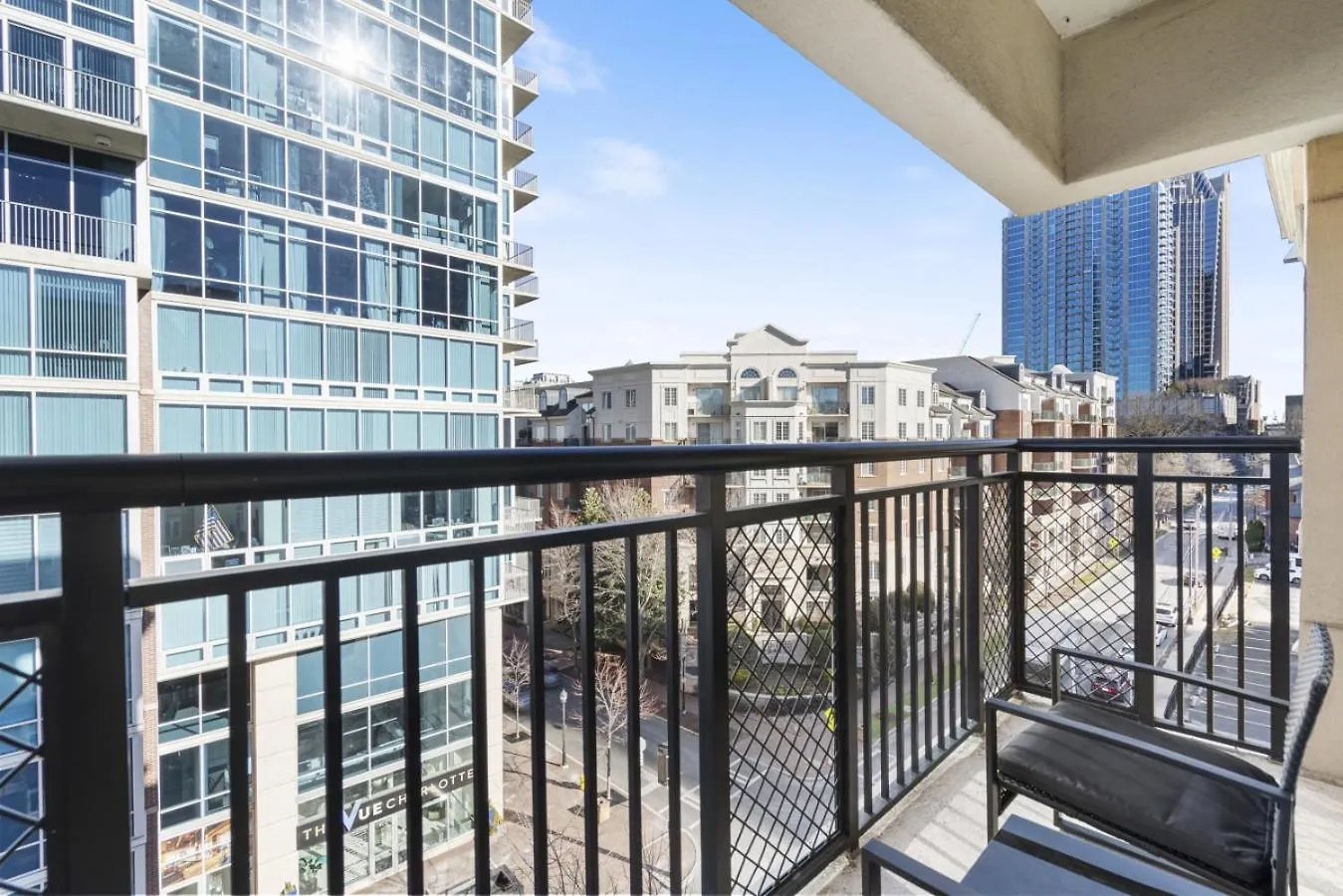Cozy City Charm - Spacious, Parking, Balcony, Gym シャーロット 0*,