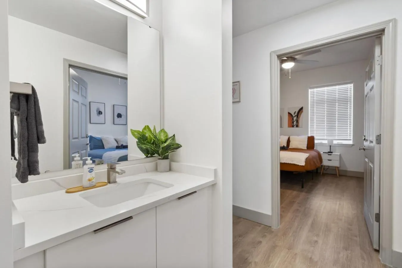 Cozy City Charm - Spacious, Parking, Balcony, Gym シャーロット アパート