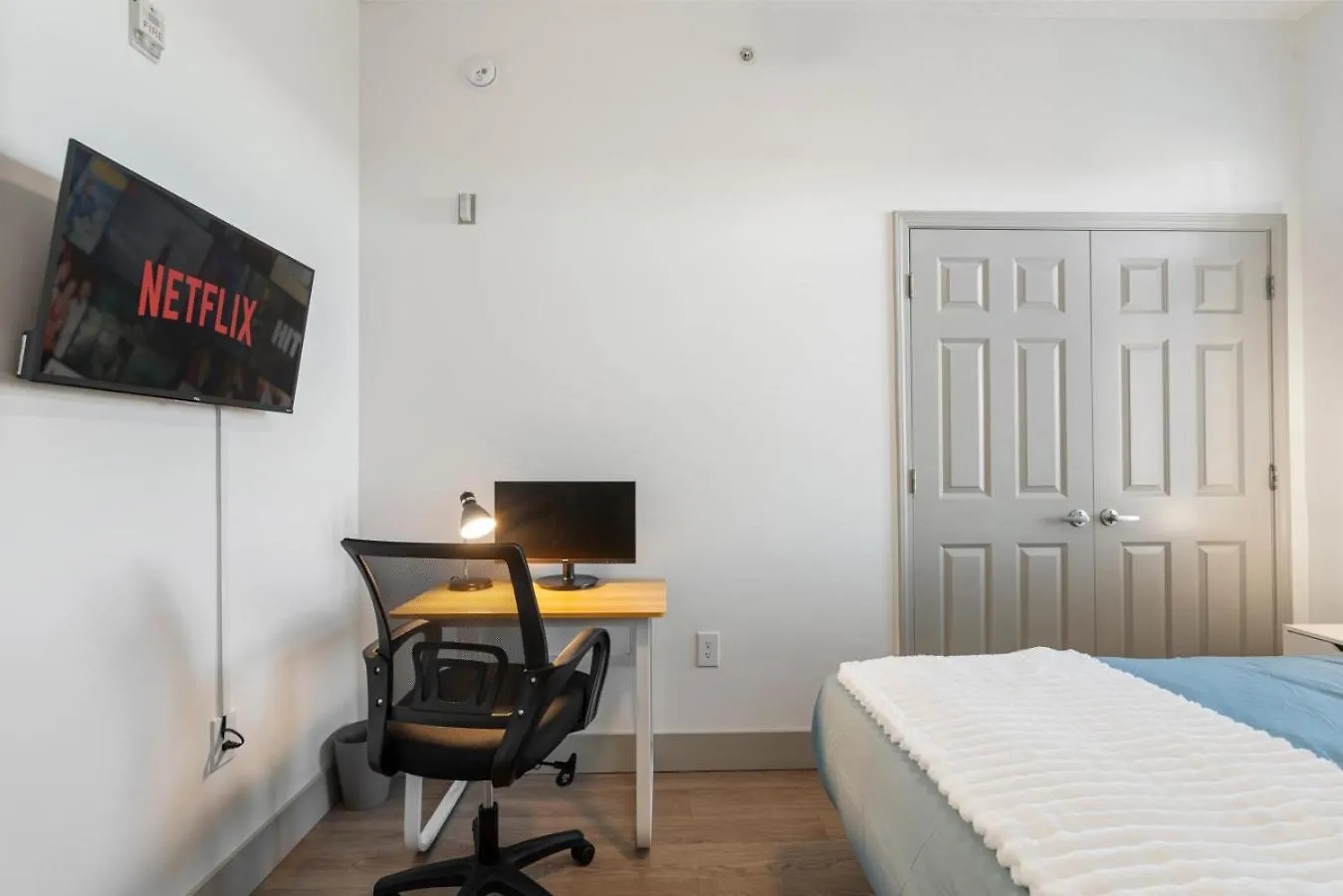 Cozy City Charm - Spacious, Parking, Balcony, Gym シャーロット アパート