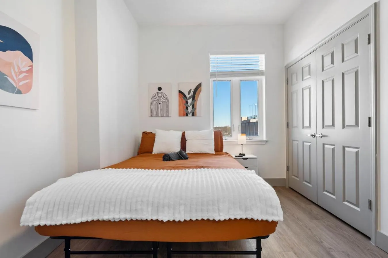 Cozy City Charm - Spacious, Parking, Balcony, Gym シャーロット