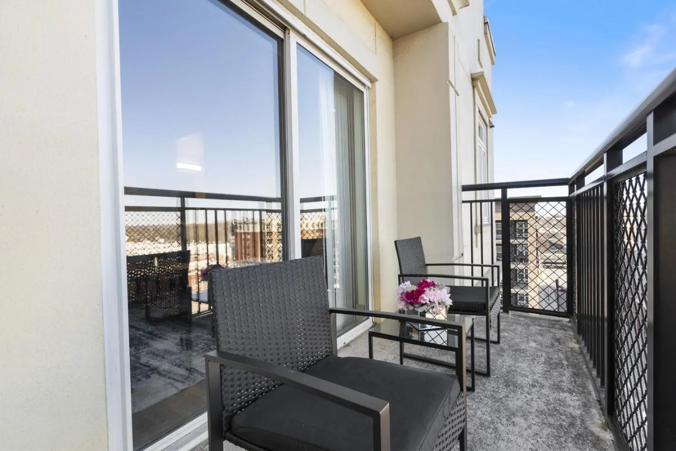 アパート Cozy City Charm - Spacious, Parking, Balcony, Gym シャーロット