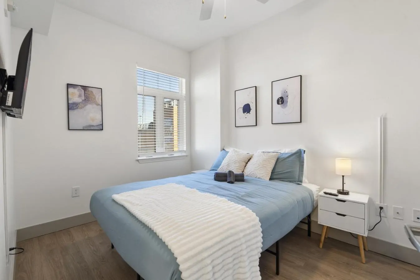 Cozy City Charm - Spacious, Parking, Balcony, Gym シャーロット 0*,