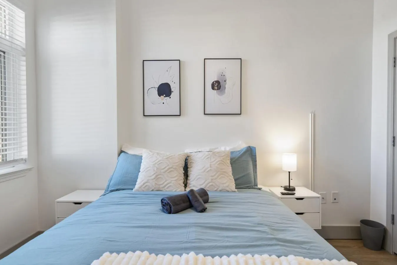 Cozy City Charm - Spacious, Parking, Balcony, Gym シャーロット アパート