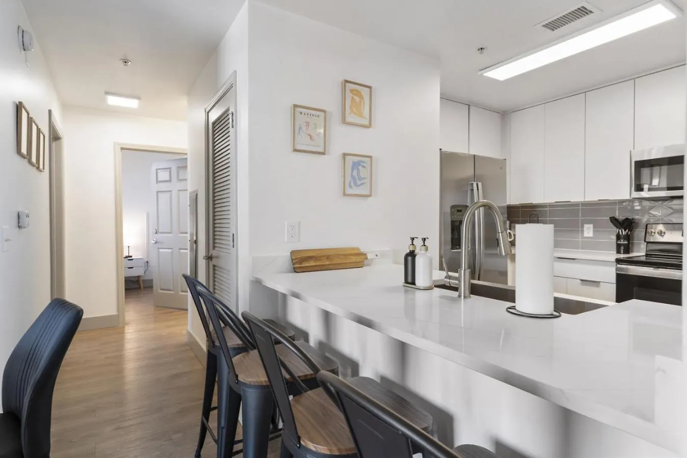 Cozy City Charm - Spacious, Parking, Balcony, Gym シャーロット