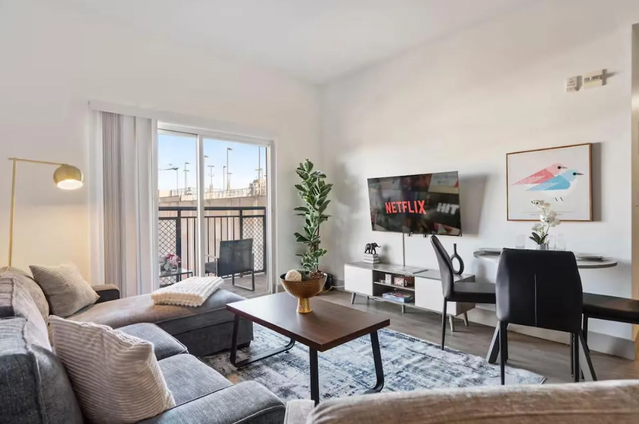 Cozy City Charm - Spacious, Parking, Balcony, Gym Charlotte