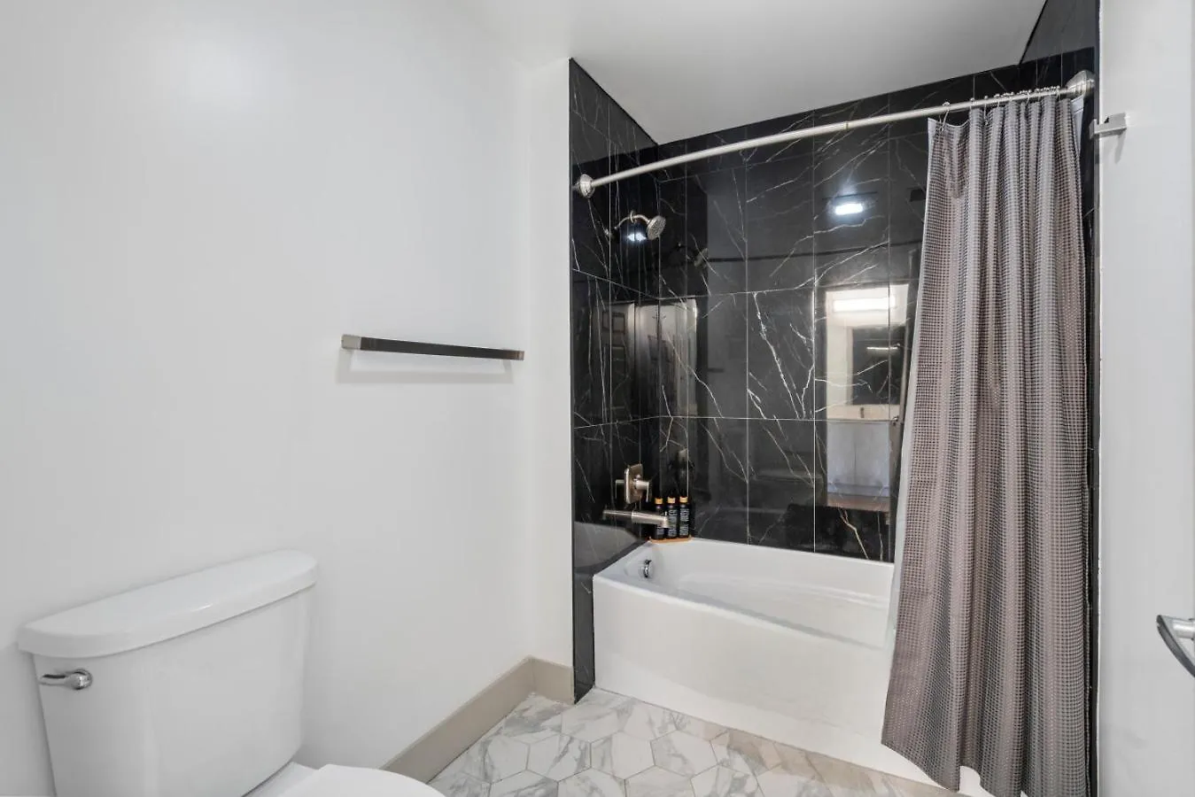 Cozy City Charm - Spacious, Parking, Balcony, Gym Charlotte