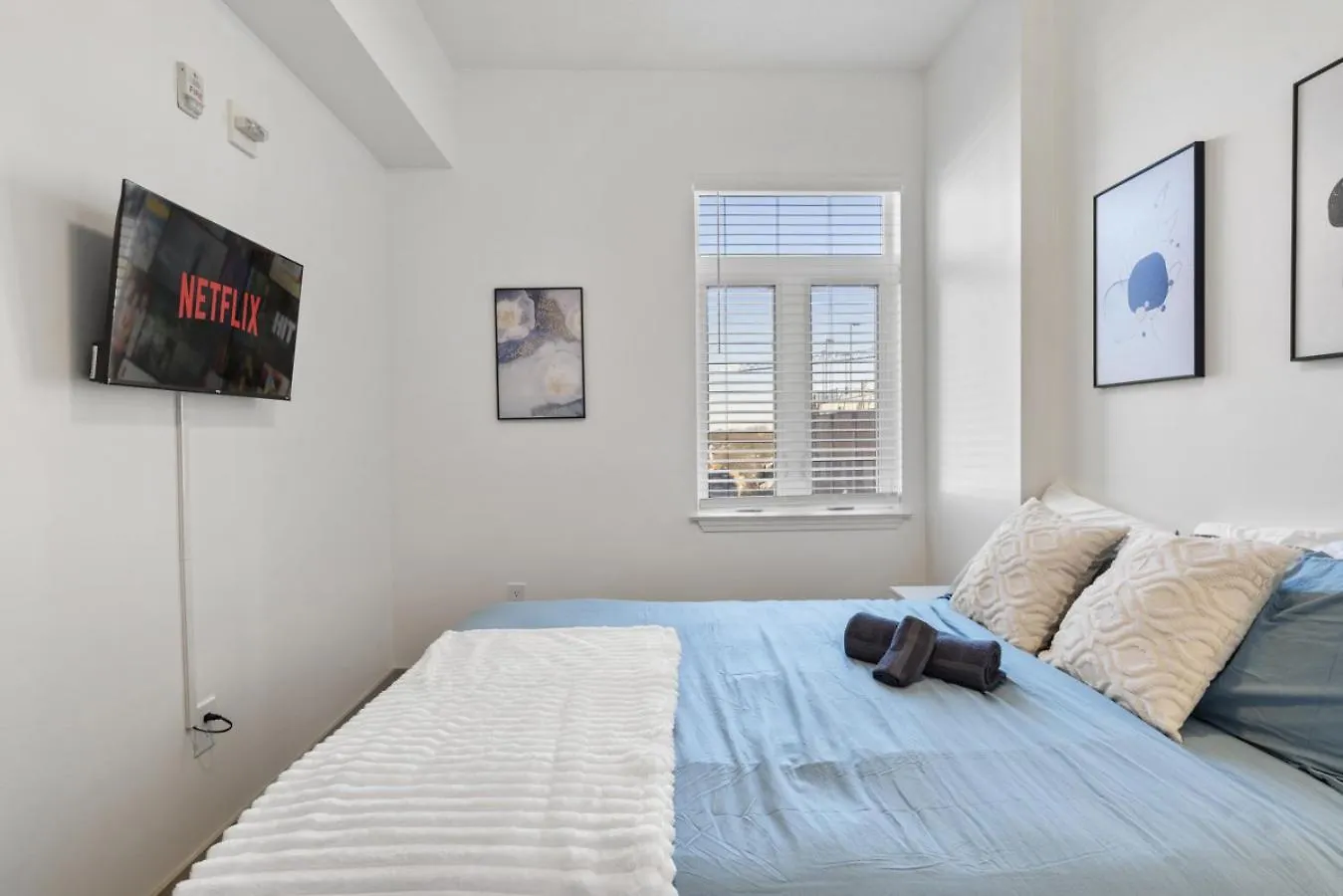 Cozy City Charm - Spacious, Parking, Balcony, Gym Charlotte