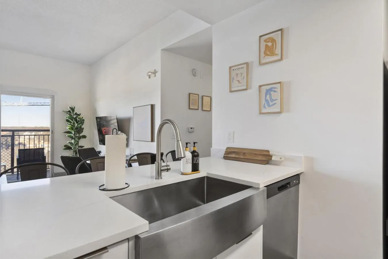 Cozy City Charm - Spacious, Parking, Balcony, Gym Charlotte Apartmán