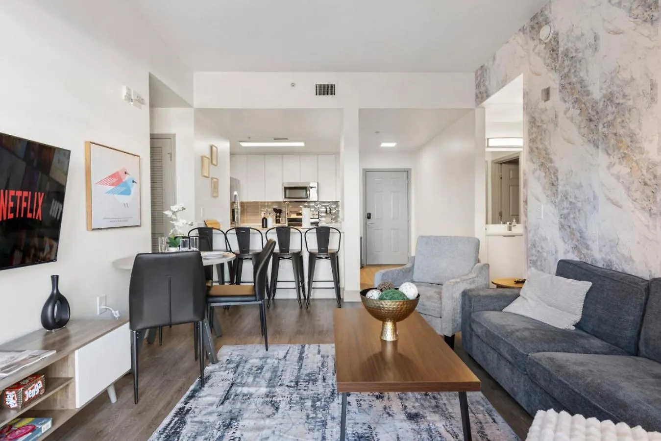 Apartmán Cozy City Charm - Spacious, Parking, Balcony, Gym Charlotte