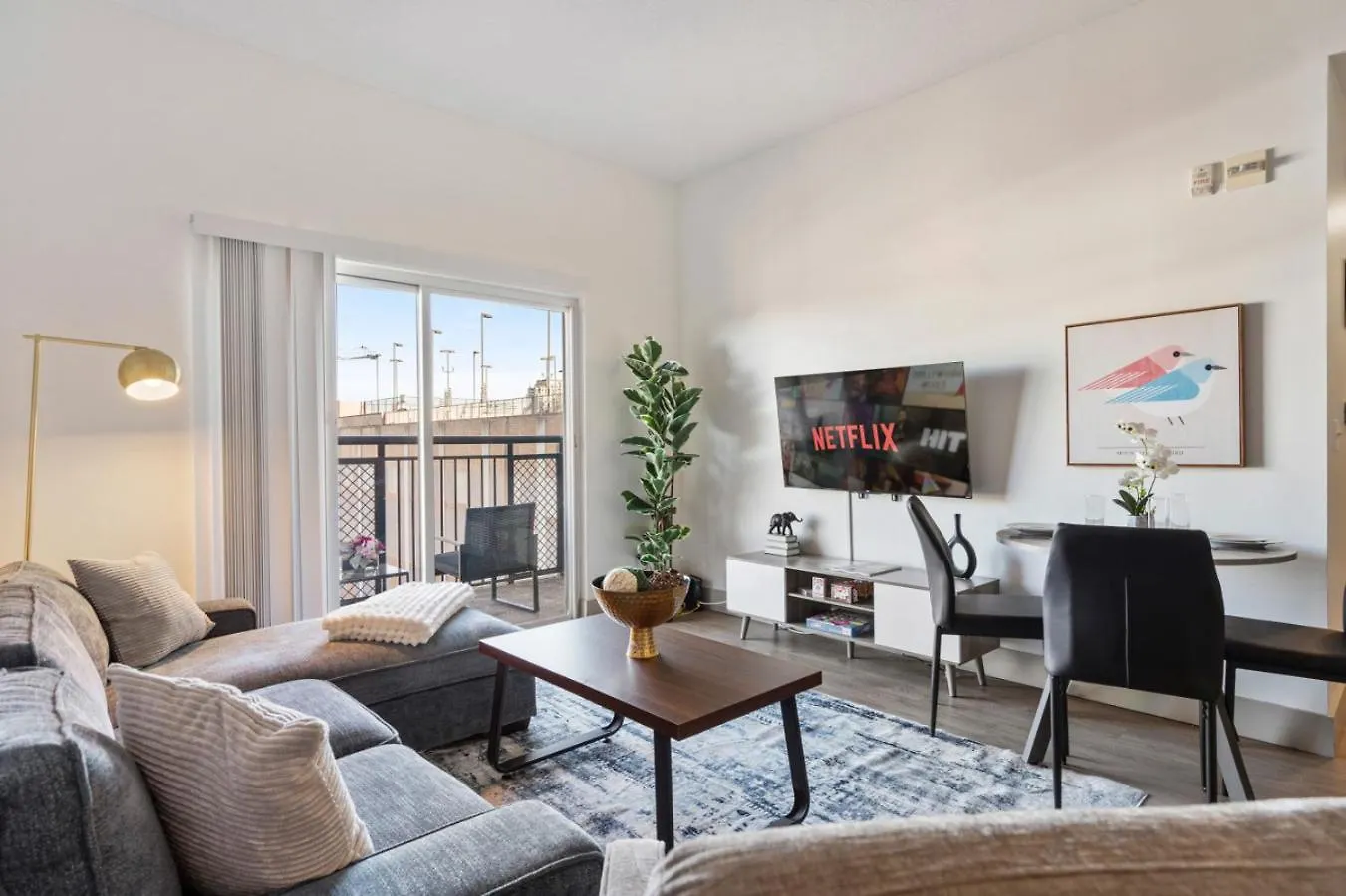 Cozy City Charm - Spacious, Parking, Balcony, Gym Charlotte 0*,  USA