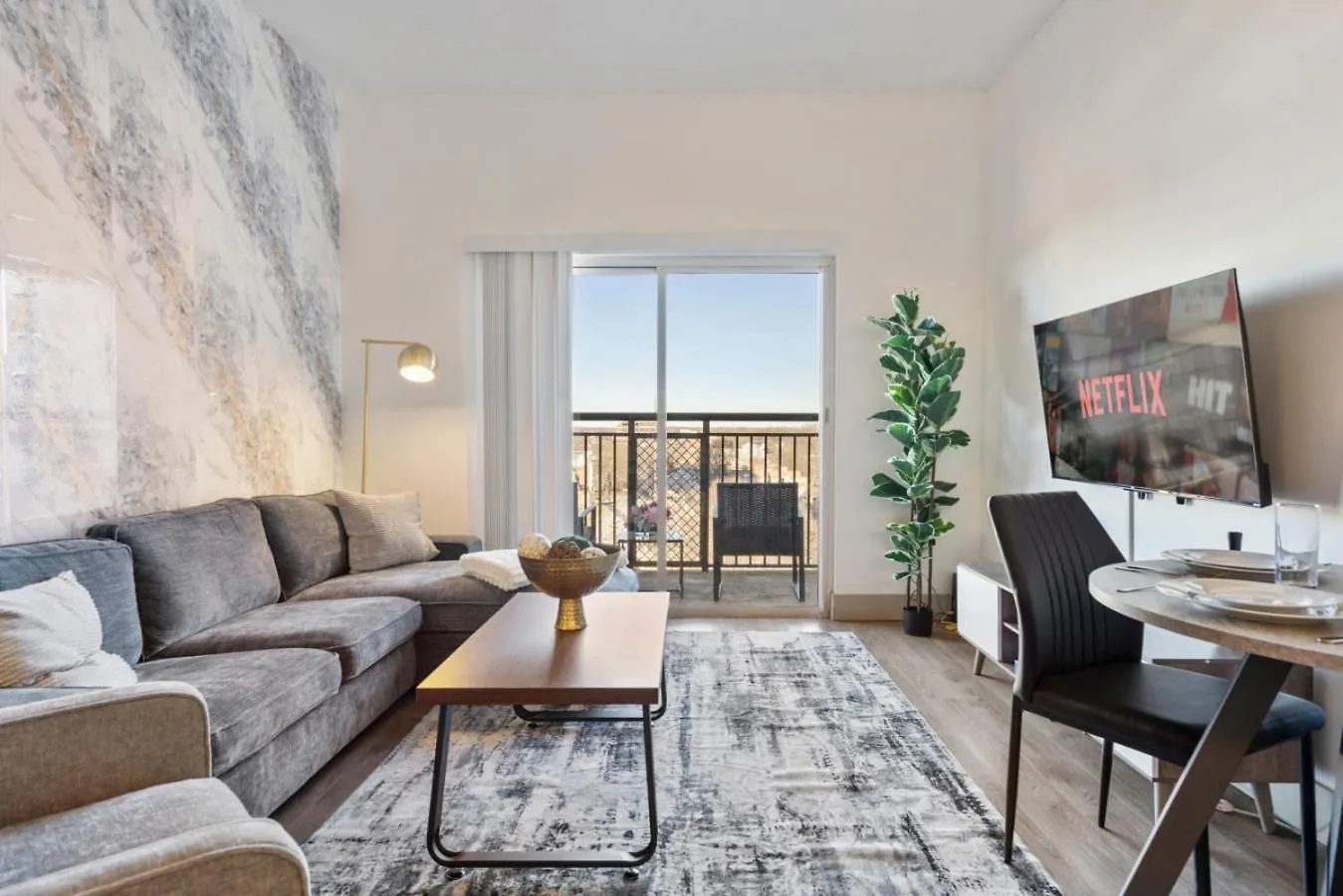 Cozy City Charm - Spacious, Parking, Balcony, Gym Charlotte